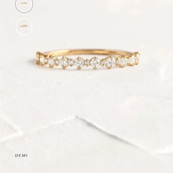 Elegant Gold Diamond Ring - Picture 3 of 9